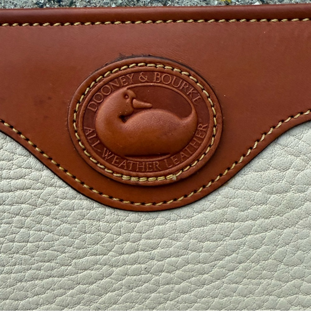 Dooney & Bourke Vintage Leather Cosmetic Bag preloved - Picture 3 of 6